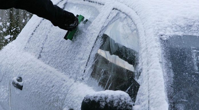 Ovako ćete najbrže ukloniti led i mraz s automobila Ovako ćete najbrže ukloniti led i mraz s automobila - featured image