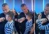 OVAKO SE MRŽNJA PRENOSI NA DJECU: Dječak pjeva stihove protiv muslimana, odrasli ga podržava OVAKO SE MRŽNJA PRENOSI NA DJECU: Dječak pjeva stihove protiv muslimana, odrasli ga podržava - featured image