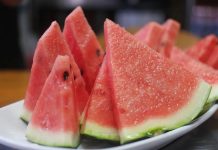 Nutricionisti otkrili kako lubenica može pomoći tijelu tokom toplih ljetnih mjeseci Nutricionisti otkrili kako lubenica može pomoći tijelu tokom toplih ljetnih mjeseci - featured image