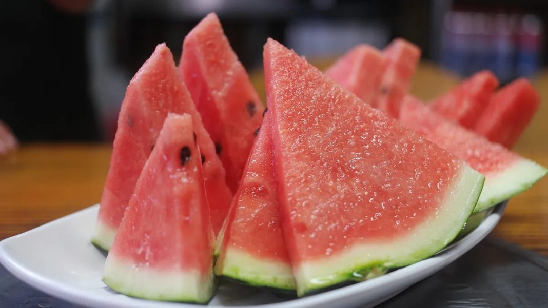 Nutricionisti otkrili kako lubenica može pomoći tijelu tokom toplih ljetnih mjeseci - featured image