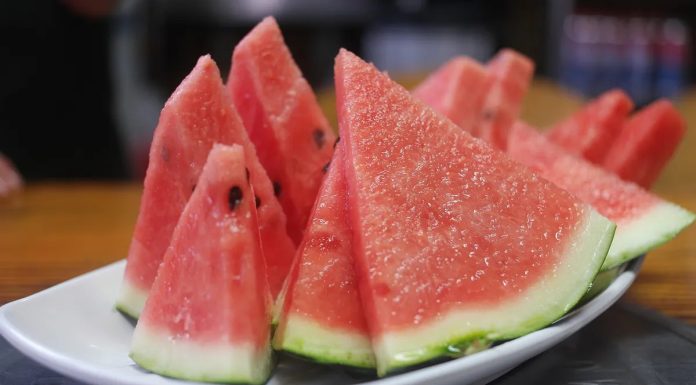 Nutricionisti otkrili kako lubenica može pomoći tijelu tokom toplih ljetnih mjeseci Nutricionisti otkrili kako lubenica može pomoći tijelu tokom toplih ljetnih mjeseci - featured image