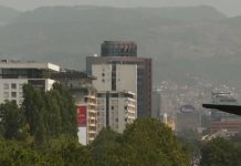 “Jedan od najtežih dana ovog ljeta”: Vrućine i saharska prašina okovali BiH, stigli i enterovirusi "Jedan od najtežih dana ovog ljeta": Vrućine i saharska prašina okovali BiH, stigli i enterovirusi - featured image