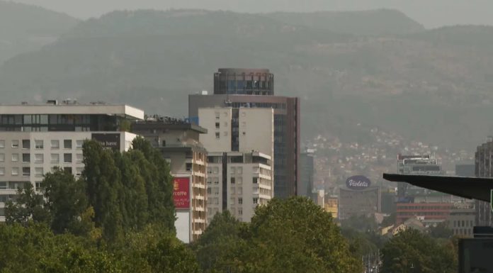 “Jedan od najtežih dana ovog ljeta”: Vrućine i saharska prašina okovali BiH, stigli i enterovirusi "Jedan od najtežih dana ovog ljeta": Vrućine i saharska prašina okovali BiH, stigli i enterovirusi - featured image