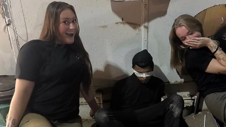 Fotografije koje su šokirale svijet: Izraelske vojnikinje pozirale uz svezanog Palestinca, uslijedio val osuda - featured image