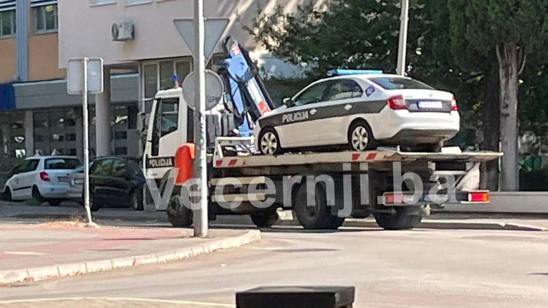 MOSTARCI U NEVJERICI: „PAUK“ ODVEZAO POLICIJSKO VOZILO, PRIZOR POSTAO HIT - featured image