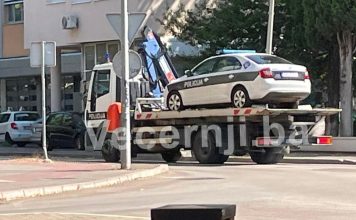 MOSTARCI U NEVJERICI: „PAUK“ ODVEZAO POLICIJSKO VOZILO, PRIZOR POSTAO HIT MOSTARCI U NEVJERICI: „PAUK“ ODVEZAO POLICIJSKO VOZILO, PRIZOR POSTAO HIT - featured image