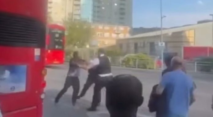 MUSLIMANKA S HIDŽABOM BILA META NAPADA? Incident u Londonu izazvao pažnju MUSLIMANKA S HIDŽABOM BILA META NAPADA? Incident u Londonu izazvao pažnju - featured image