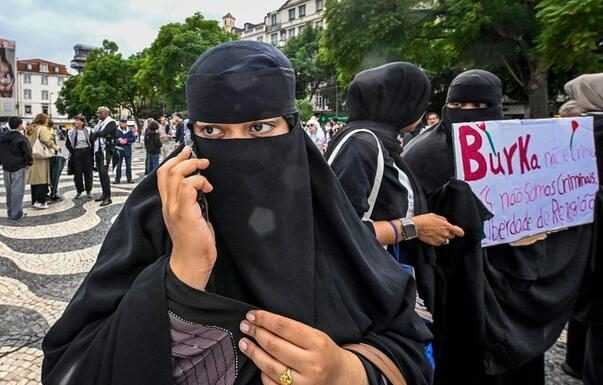 Portugal zabranjuje pokrivanja lica: Za burku kazne do 3.000 eura Portugal zabranjuje pokrivanja lica: Za burku kazne do 3.000 eura - featured image