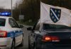 NOVA POLICIJSKA TORTURA U REPUBLICI SRPSKOJ: Oduzeta zastava s ljiljanima i uručen prekršajni nalog, unatoč presudi suda u Banjoj Luci… NOVA POLICIJSKA TORTURA U REPUBLICI SRPSKOJ: Oduzeta zastava s ljiljanima i uručen prekršajni nalog, unatoč presudi suda u Banjoj Luci… - featured image
