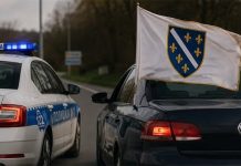 NOVA POLICIJSKA TORTURA U REPUBLICI SRPSKOJ: Oduzeta zastava s ljiljanima i uručen prekršajni nalog, unatoč presudi suda u Banjoj Luci… NOVA POLICIJSKA TORTURA U REPUBLICI SRPSKOJ: Oduzeta zastava s ljiljanima i uručen prekršajni nalog, unatoč presudi suda u Banjoj Luci… - featured image