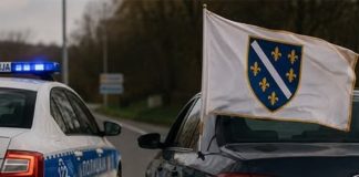 NOVA POLICIJSKA TORTURA U REPUBLICI SRPSKOJ: Oduzeta zastava s ljiljanima i uručen prekršajni nalog, unatoč presudi suda u Banjoj Luci… NOVA POLICIJSKA TORTURA U REPUBLICI SRPSKOJ: Oduzeta zastava s ljiljanima i uručen prekršajni nalog, unatoč presudi suda u Banjoj Luci… - featured image