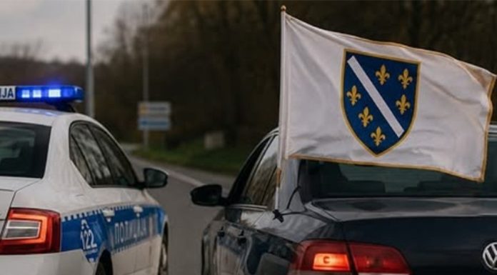 NOVA POLICIJSKA TORTURA U REPUBLICI SRPSKOJ: Oduzeta zastava s ljiljanima i uručen prekršajni nalog, unatoč presudi suda u Banjoj Luci… NOVA POLICIJSKA TORTURA U REPUBLICI SRPSKOJ: Oduzeta zastava s ljiljanima i uručen prekršajni nalog, unatoč presudi suda u Banjoj Luci… - featured image