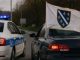 NOVA POLICIJSKA TORTURA U REPUBLICI SRPSKOJ: Oduzeta zastava s ljiljanima i uručen prekršajni nalog, unatoč presudi suda u Banjoj Luci… NOVA POLICIJSKA TORTURA U REPUBLICI SRPSKOJ: Oduzeta zastava s ljiljanima i uručen prekršajni nalog, unatoč presudi suda u Banjoj Luci… - featured image
