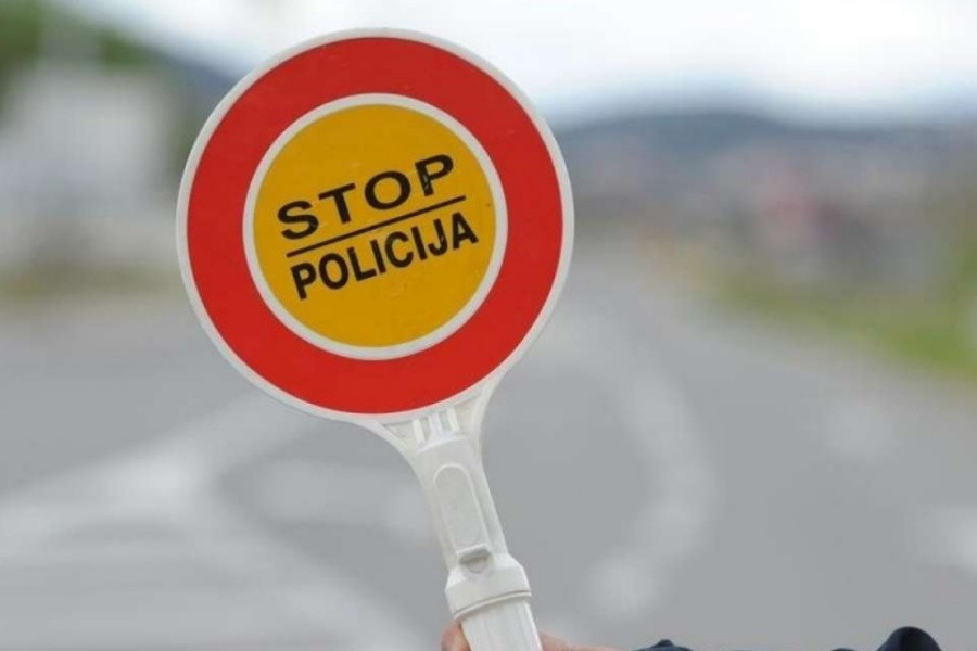 STIŽU RIGOROZNE KAZNE ZA BAHATU VOŽNJU: Do 5.000 KM kazne i mogućnost trajnog oduzimanja auta - featured image STIŽU RIGOROZNE KAZNE ZA BAHATU VOŽNJU: Do 5.000 KM kazne i mogućnost trajnog oduzimanja auta - featured image
