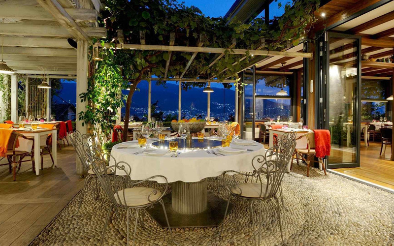 Poznati sarajevski restoran zabranio ulazak u trenerkama, potkošuljama i japankama - featured image Poznati sarajevski restoran zabranio ulazak u trenerkama, potkošuljama i japankama - featured image