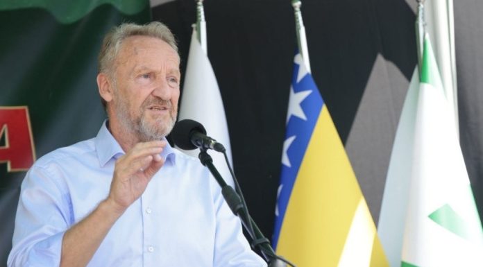 BAKIR IZETBEGOVIĆ U NEVJERICI: “Naš položaj u svijetu je nikakav, ne sjedimo za pregovaračkim stolom. Mi smo na stolu, kao pacijent…” BAKIR IZETBEGOVIĆ U NEVJERICI: “Naš položaj u svijetu je nikakav, ne sjedimo za pregovaračkim stolom. Mi smo na stolu, kao pacijent…” - featured image