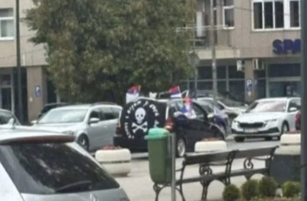 Vozilo s četničkim obilježjima prošlo bh. gradom, kolona prošla i pored policije: “Kako biti…” - featured image