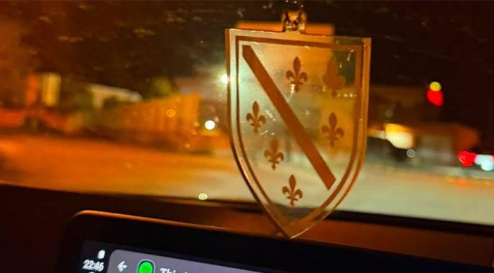 DRAMA NA PUTU PREMA CAZINU: Policija RS-a tražila da iz vozila ukloni ljiljane, zaprijetili su mu… DRAMA NA PUTU PREMA CAZINU: Policija RS-a tražila da iz vozila ukloni ljiljane, zaprijetili su mu… - featured image