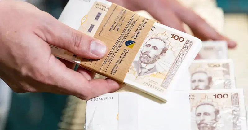 Skoro 40.000 penzionera u BiH dobit će po 100 KM, objavljeno ko ima pravo na pomoć - featured image Skoro 40.000 penzionera u BiH dobit će po 100 KM, objavljeno ko ima pravo na pomoć - featured image