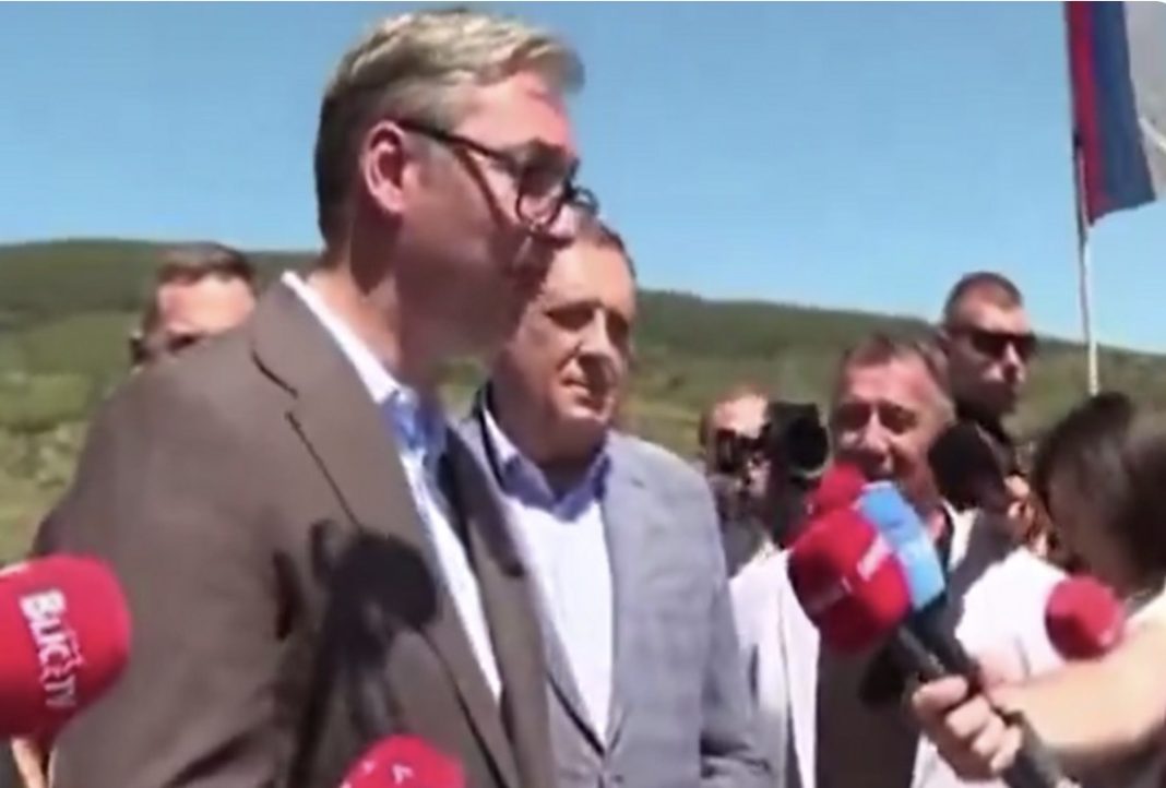 BLAM MILORADA DODIKA PRED KAMERAMA: Hvalio Vučića, pa lupio neviđenu glupost, predsjednik Srbije ga ispravljao pred svima (VIDEO) - featured image BLAM MILORADA DODIKA PRED KAMERAMA: Hvalio Vučića, pa lupio neviđenu glupost, predsjednik Srbije ga ispravljao pred svima (VIDEO) - featured image