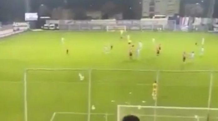 “J*** VAM VAŠEG GENERALA”: Orilo se u Novom Pazaru, navijači zasuli teren pelenama zbog smrti ratnog zločinca Ratka Mladića (VIDEO) “J*** VAM VAŠEG GENERALA”: Orilo se u Novom Pazaru, navijači zasuli teren pelenama zbog smrti ratnog zločinca Ratka Mladića (VIDEO) - featured image