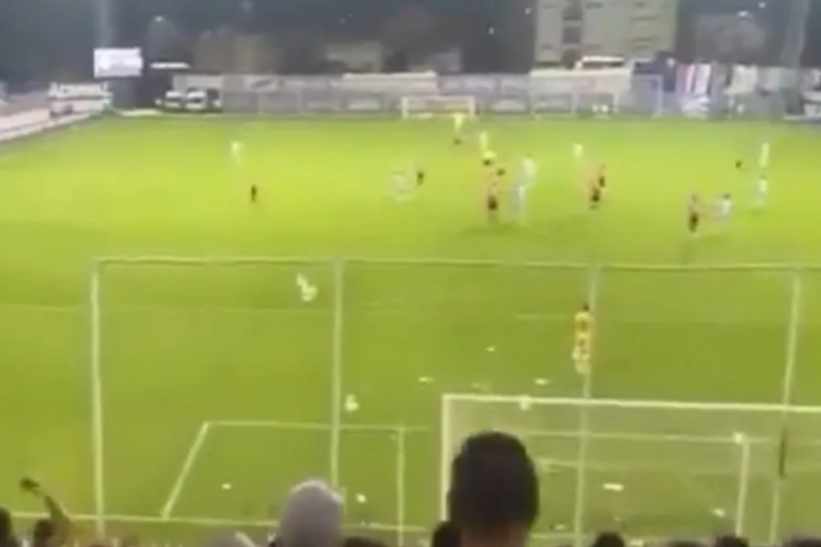 “J*** VAM VAŠEG GENERALA”: Orilo se u Novom Pazaru, navijači zasuli teren pelenama zbog smrti ratnog zločinca Ratka Mladića (VIDEO) - featured image “J*** VAM VAŠEG GENERALA”: Orilo se u Novom Pazaru, navijači zasuli teren pelenama zbog smrti ratnog zločinca Ratka Mladića (VIDEO) - featured image