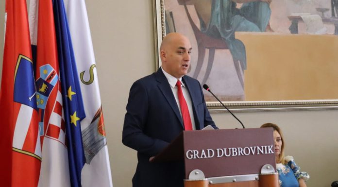 Iz Dubrovnika poslali poruku: “Odmah oduzeti radne dozvole onima koji veličaju Mladića” Iz Dubrovnika poslali poruku: “Odmah oduzeti radne dozvole onima koji veličaju Mladića” - featured image