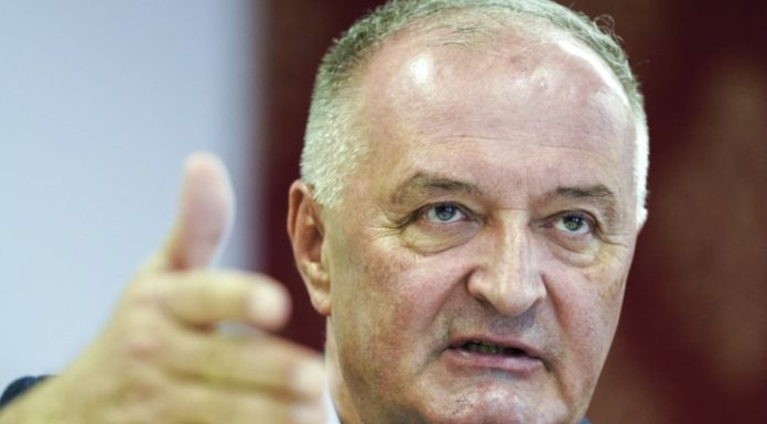 OŠTRA REAKCIJA MINISTRA ODBRANE BiH: Zukan Helez ogolio opasnu provokaciju u Bugojnu OŠTRA REAKCIJA MINISTRA ODBRANE BiH: Zukan Helez ogolio opasnu provokaciju u Bugojnu - featured image
