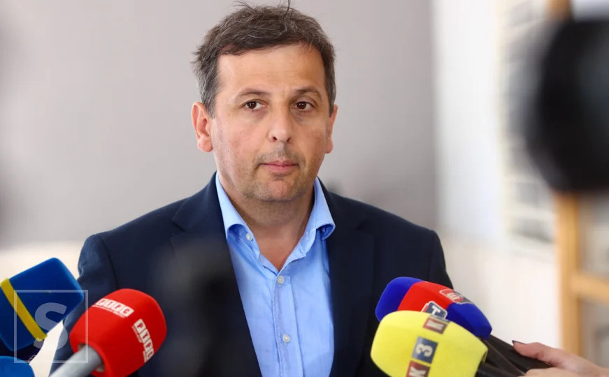 Sramotni tekst Nebojše Vukanovića o zločincu Mladiću: Smrt krvnika pretvorio u hvalospjev - featured image
