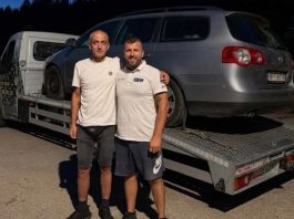 ELVEDINOVOJ PORODICI POKVARIO SE AUTOMLBIL NA PUTU S MORA: Miodrag im dao svoj da djecu odvezu kući ELVEDINOVOJ PORODICI POKVARIO SE AUTOMLBIL NA PUTU S MORA: Miodrag im dao svoj da djecu odvezu kući - featured image