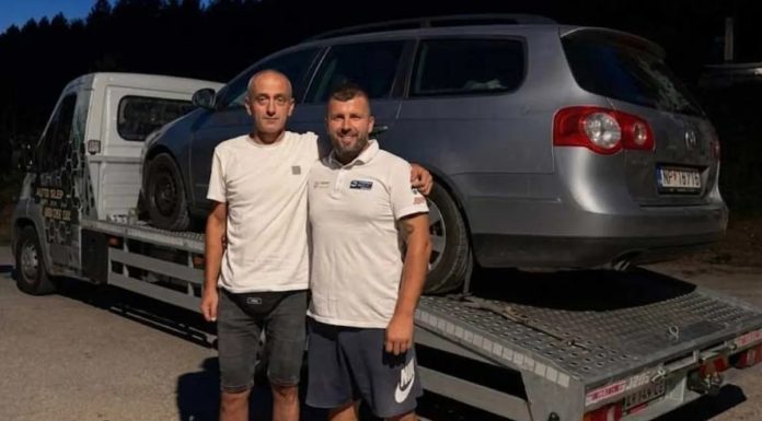 ELVEDINOVOJ PORODICI POKVARIO SE AUTOMLBIL NA PUTU S MORA: Miodrag im dao svoj da djecu odvezu kući ELVEDINOVOJ PORODICI POKVARIO SE AUTOMLBIL NA PUTU S MORA: Miodrag im dao svoj da djecu odvezu kući - featured image