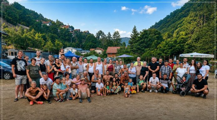 Familija Šut 17 godina čuva lijepu tradiciju: Okupljanje koje svakog augusta vraća porodicu svom kraju Familija Šut 17 godina čuva lijepu tradiciju: Okupljanje koje svakog augusta vraća porodicu svom kraju - featured image
