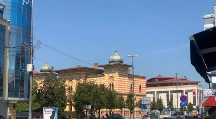 INCIDENT U BRČKOM KOJI JE UZNEMIRIO JAVNOST: Maloljetnicima tražili da skinu majice s ljiljanima, stigla oštra reakcija iz Skupštine INCIDENT U BRČKOM KOJI JE UZNEMIRIO JAVNOST: Maloljetnicima tražili da skinu majice s ljiljanima, stigla oštra reakcija iz Skupštine - featured image