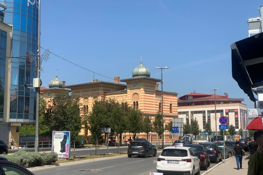 INCIDENT U BRČKOM KOJI JE UZNEMIRIO JAVNOST: Maloljetnicima tražili da skinu majice s ljiljanima, stigla oštra reakcija iz Skupštine - featured image INCIDENT U BRČKOM KOJI JE UZNEMIRIO JAVNOST: Maloljetnicima tražili da skinu majice s ljiljanima, stigla oštra reakcija iz Skupštine - featured image
