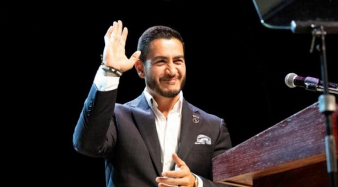 PRVI MUSLIMAN U HISTORIJI AMERIKE NA KORAK DO SENATA: Abdul El-Sayed srušio favoritkinju establišmenta, Trump se odmah oglasio PRVI MUSLIMAN U HISTORIJI AMERIKE NA KORAK DO SENATA: Abdul El-Sayed srušio favoritkinju establišmenta, Trump se odmah oglasio - featured image