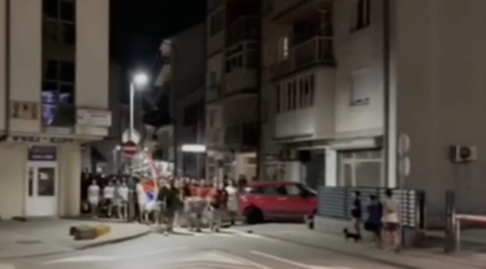 Masa ljudi prolazila pored džamije u Zvorniku i skandirala “Ratko Mladić”, među njima i djeca Masa ljudi prolazila pored džamije u Zvorniku i skandirala “Ratko Mladić”, među njima i djeca - featured image