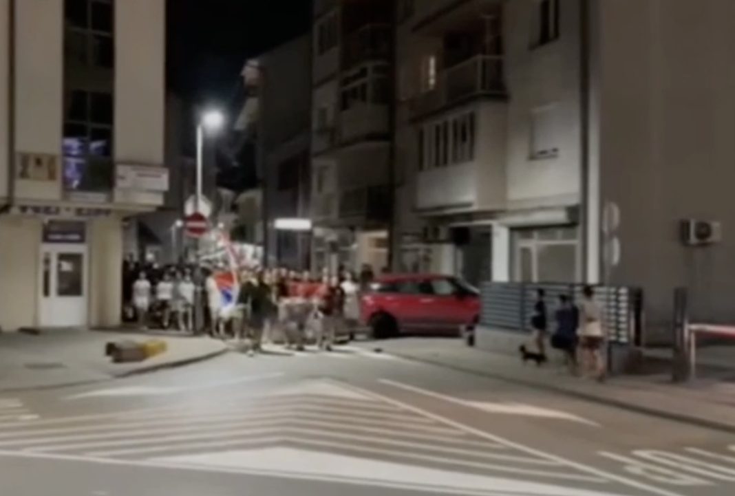 Masa ljudi prolazila pored džamije u Zvorniku i skandirala “Ratko Mladić”, među njima i djeca - featured image Masa ljudi prolazila pored džamije u Zvorniku i skandirala “Ratko Mladić”, među njima i djeca - featured image