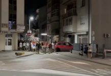 Masa ljudi prolazila pored džamije u Zvorniku i skandirala “Ratko Mladić”, među njima i djeca Masa ljudi prolazila pored džamije u Zvorniku i skandirala “Ratko Mladić”, među njima i djeca - featured image