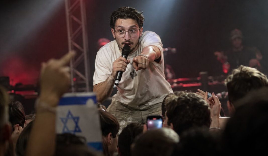 ZAUSTAVIO KONCERT ZBOG PROVOKACIJE POVEZANE S IZRAELOM: bbno$ se okrenuo publici i poslao jasnu poruku o Palestini - featured image