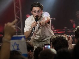 ZAUSTAVIO KONCERT ZBOG PROVOKACIJE POVEZANE S IZRAELOM: bbno$ se okrenuo publici i poslao jasnu poruku o Palestini ZAUSTAVIO KONCERT ZBOG PROVOKACIJE POVEZANE S IZRAELOM: bbno$ se okrenuo publici i poslao jasnu poruku o Palestini - featured image