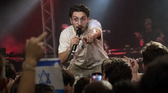 ZAUSTAVIO KONCERT ZBOG PROVOKACIJE POVEZANE S IZRAELOM: bbno$ se okrenuo publici i poslao jasnu poruku o Palestini ZAUSTAVIO KONCERT ZBOG PROVOKACIJE POVEZANE S IZRAELOM: bbno$ se okrenuo publici i poslao jasnu poruku o Palestini - featured image
