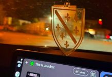POLICIJA RS-A ZAUSTAVILA VOZAČA KOD DOBOJA: Tražili da ukloni ljiljan s retrovizora POLICIJA RS-A ZAUSTAVILA VOZAČA KOD DOBOJA: Tražili da ukloni ljiljan s retrovizora - featured image