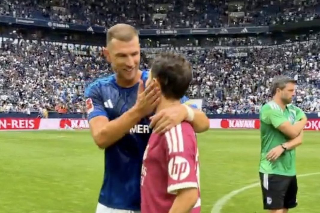 Bernardo prišao Džeki, Edin ga zagrlio, a svi pričaju o onome što mu je Bosanac rekao: Bernardo prišao Džeki, Edin ga zagrlio, a svi pričaju o onome što mu je Bosanac rekao: