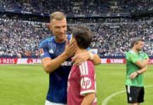 Bernardo prišao Džeki, Edin ga zagrlio, a svi pričaju o onome što mu je Bosanac rekao: “Konačno…” Bernardo prišao Džeki, Edin ga zagrlio, a svi pričaju o onome što mu je Bosanac rekao: "Konačno..." - featured image