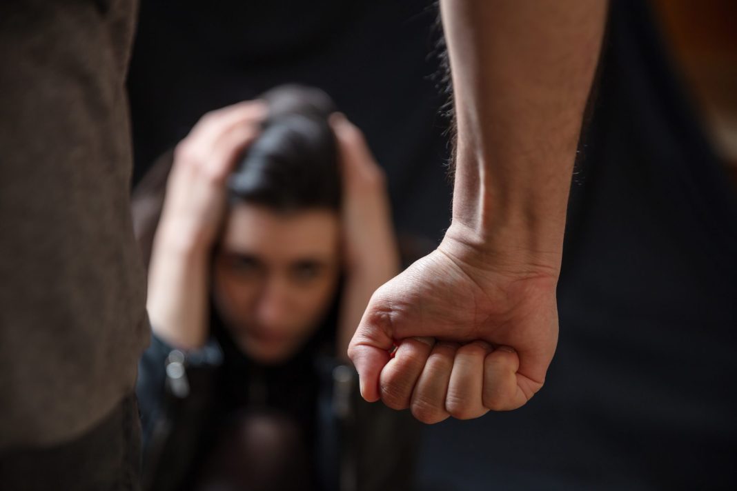 Muž koji tuče ženu: Dobar sa svima osim sa sebi najbližoj osobi - featured image Muž koji tuče ženu: Dobar sa svima osim sa sebi najbližoj osobi - featured image