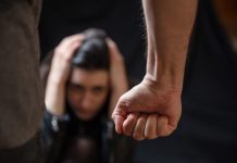 Muž koji tuče ženu: Dobar sa svima osim sa sebi najbližoj osobi Muž koji tuče ženu: Dobar sa svima osim sa sebi najbližoj osobi - featured image