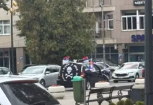 Građani u Prijedoru uznemireni: Nacionalistička zastava uz zastavu RS-a i Srbije u svadbenoj koloni