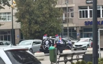 Građani u Prijedoru uznemireni: Nacionalistička zastava uz zastavu RS-a i Srbije u svadbenoj koloni