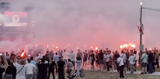 Sramotne scene: Građani Istočnog Sarajeva bakljadom odali počast Mladiću