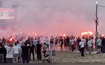 Sramotne scene: Građani Istočnog Sarajeva bakljadom odali počast Mladiću